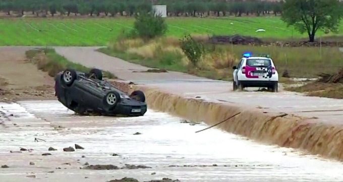 Torrenciales lluvias dejan 3 muertos en España