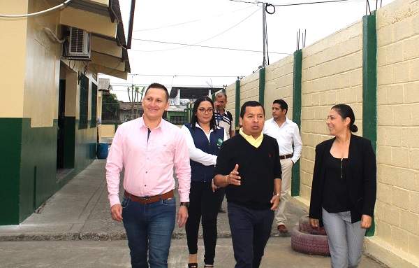 Alcalde y Vicealcalde visitaron la escuela municipal 17 de Marzo, de Quevedo