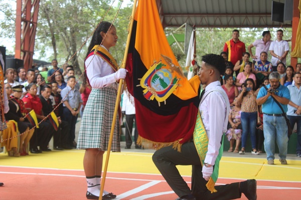 Quevedo: Estudiantes de la Unidad Educativa Municipal juraron a la Bandera