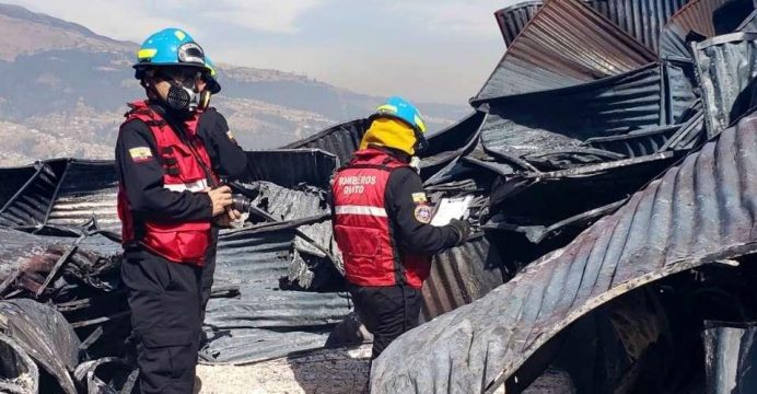 Autoridades investigan causas de incendio en bodega del norte de Quito