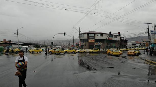 Taxistas bloqueron calles de Ambato por eliminación de subsidios