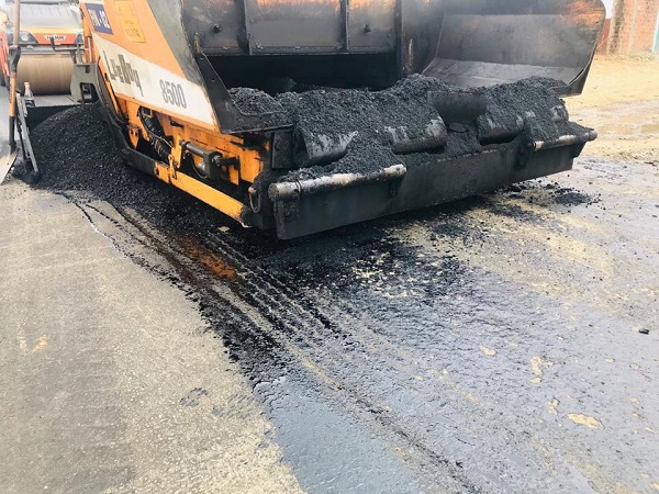 Alcaldía de Babahoyo realiza trabajos de asfaltado en Puertas Negras