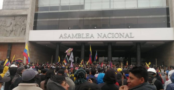 Grupos indígenas ingresaron al pleno de la Asamblea Nacional