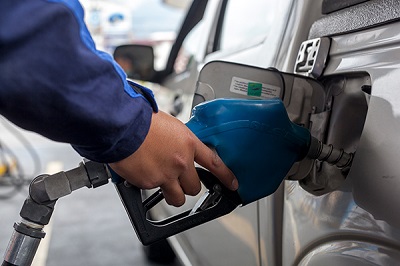 Con decreto 894, Moreno derogó el 883 que permitía alza de precios de gasolina