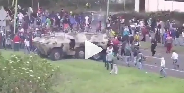 Quemaron blindado de las FF.AA en Quito durante protestas