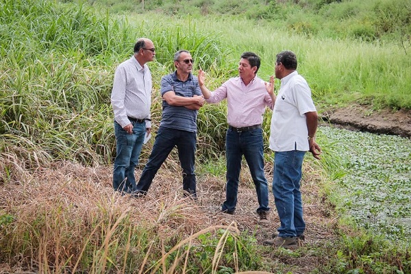 Prefecto de Los Ríos se reúne con comunidades y analiza necesidades para ejecutar obras