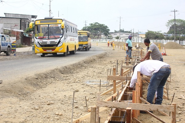 Babahoyo: Continúan trabajos de regeneración del segundo tramo de la avenida universitaria