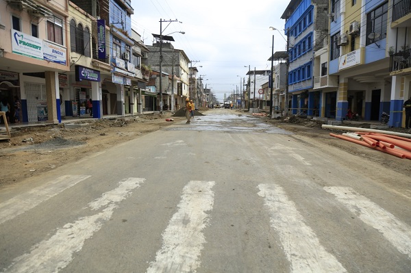 Trabajos de regeneración urbana en la avenida 10 de agosto mejoran el ornato de Babahoyo