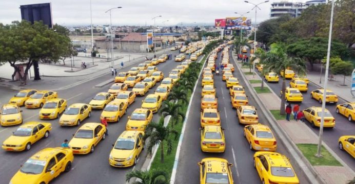 Taxistas bloquean avenidas principales en Manta