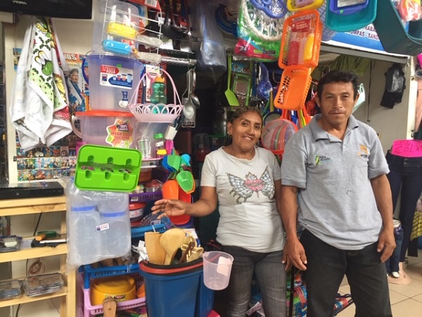 Persona con discapacidad oferta sus productos en el mercado Las Manuelas de Durán