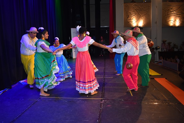 Personas con discapacidad muestran canto y danza durante noche cultural en Guayaquil