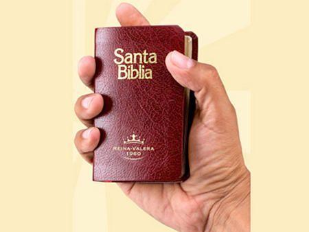 Biblia de bolsillo salva la vida a un policía que recibió disparo en Bolivia