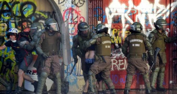Chile: Protestas y saqueos continúan un mes de haberse iniciado