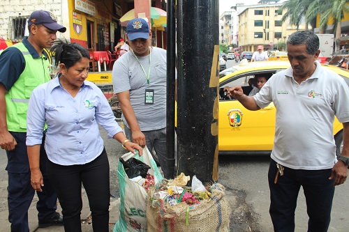 Comisaria Municipal de Quevedo pide a comerciantes tener tachos de basura en sus negocios
