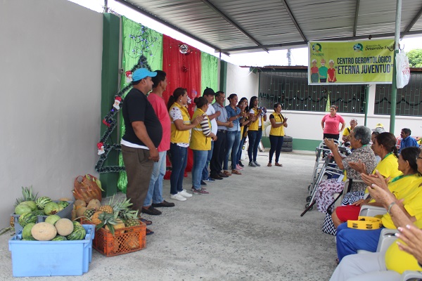 Comerciantes donan frutas al Centro Gerontológico Municipal de Quevedo