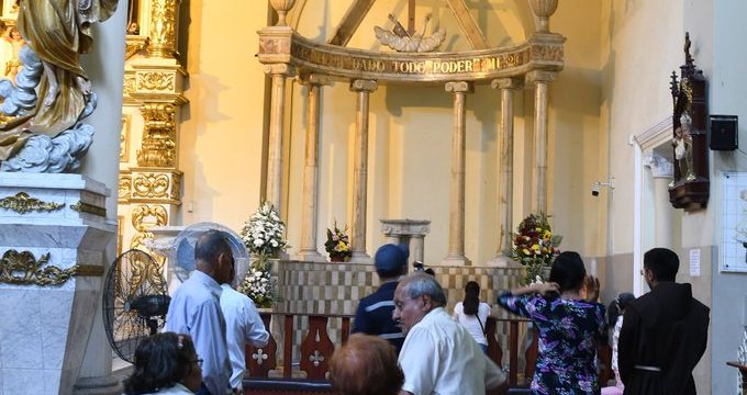Dictaminaron medidas cautelares a mujer que empujó imagen religiosa en iglesia de Guayaquil