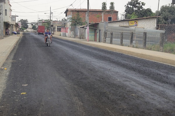 Alcalde de Babahoyo Carlos German inspeccionó trabajos de asfaltado y construcción de cancha en Puertas Negras