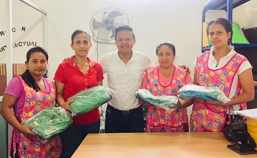 Entrega de uniformes a educadoras de centros de desarrollo infantil en Valencia