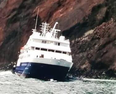 Embarcación turística encalló en las Islas Galápagos