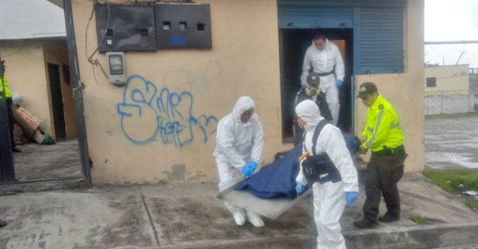 Quito: En baño de una vivienda fue encontrado cadáver de hombre apuñalado