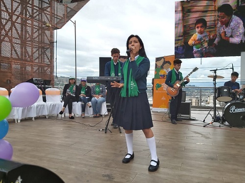 En evento musical, adolescentes de Tungurahua invitaron a sumarse a la campaña “En Navidad da Solidaridad”