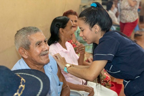 Adultos mayores reciben vacuna contra la influenza en Vinces