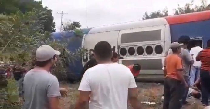 Brutal Choque entre bus de Flota Pelileo y Tráiler dejó 2 fallecidos en vía Durán – Boliche