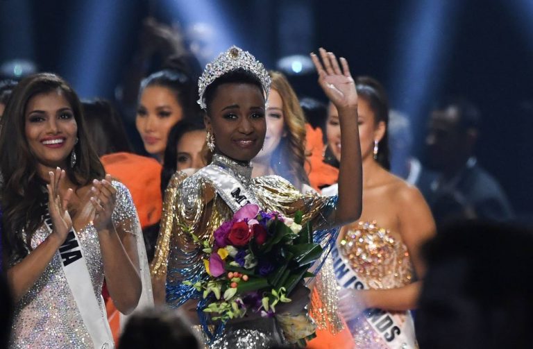 La sudafricana Zozibini Tunzi se llevó la corona de Miss Universo 2019