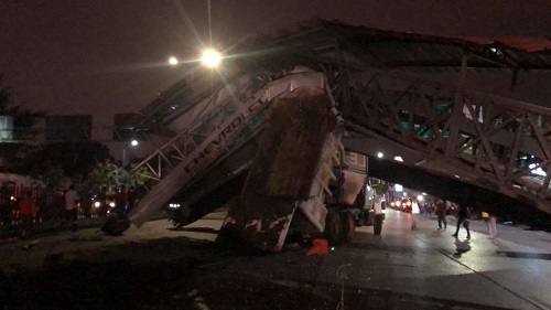 Puente peatonal de Avenida de Las Américas cayó luego que una volqueta lo impactó