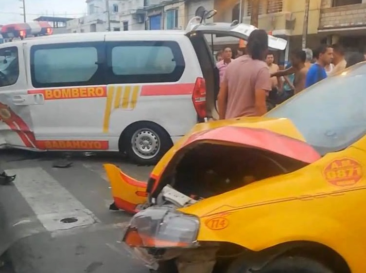 Babahoyo: Accidente entre taxi, ambulancia y motocicleta