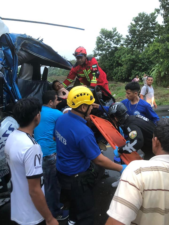 Vía de la muerte E25 deja camiones destruidos y un herido grave