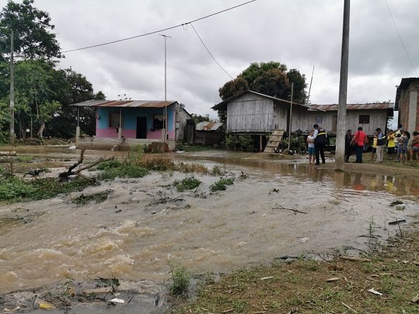 Autoridades atiende a familias afectadas por desbordamientos de ríos en Babahoyo