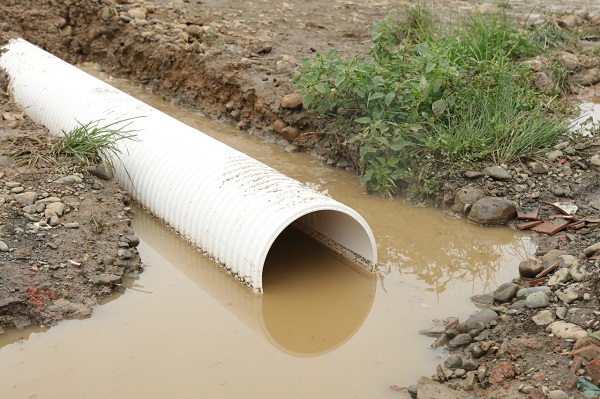 Alcaldía de Babahoyo realiza colocación de tuberías para reducir impacto invernal en San José