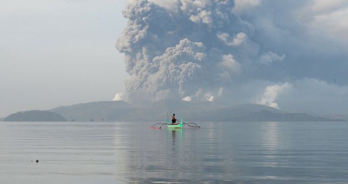 Erupción del volcán Taal obligó evacuación de más de 30.000 personas en Filipinas