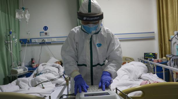 Médicos en Wuhan temerosos de posible contagio de coronavirus ante limitaciones