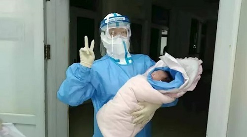 Mujer con coronavirus da a luz a un bebé sano en China