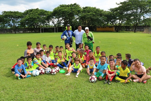 Implementos deportivos fueron entregados en la escuela municipal de fútbol de Valencia