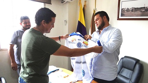 Alcalde de Vinces recibe camiseta oficial del club Santo
