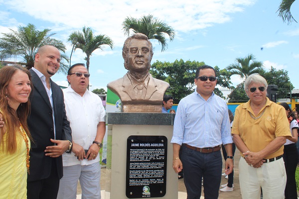 Quevedo: Develaron un busto al expresidente Jaime Roldós Aguilera