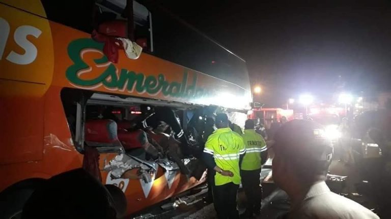 Accidente de tránsito deja dos muertos en la vía Santo Domingo-Esmeraldas