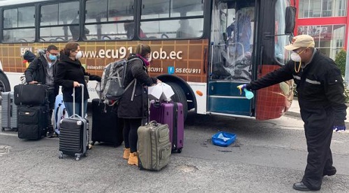 Un grupo de ecuatorianos llegó al país en vuelo humanitario desde España