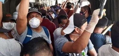 En Guayaquil buses de la metrovia abarrotados de pasajeros en plena emergencia sanitaria