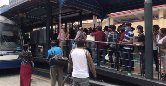 Aglomeración de personas en la metrovía de Guayaquil en medio de la pandemia del Coronavirus