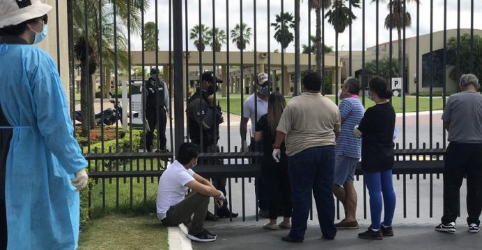 Familiares se agolpan en camposanto de Guayaquil en busca de sus difuntos