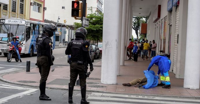 Guayaquil sigue recuperando cadáveres y se alarmó ante posible toque de queda