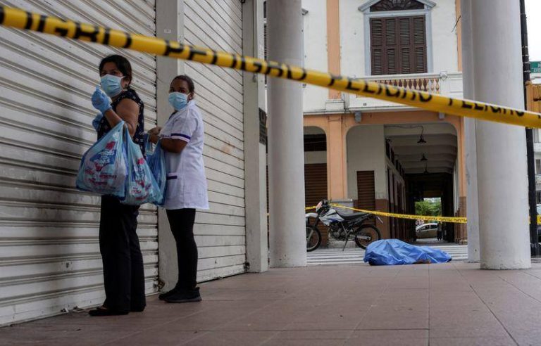Hay 450 cuerpos por recoger en Guayaquil y Lenín Moreno ofrece entierro digno