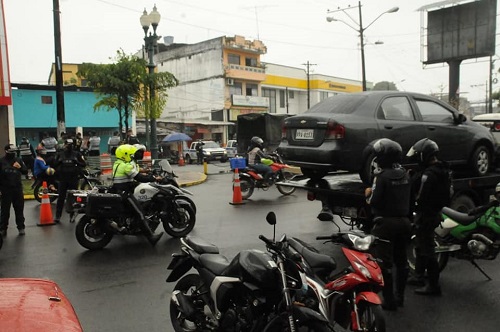 Fuerte Operativo en Quevedo retienen vehículos y motos dígitos que no corresponden