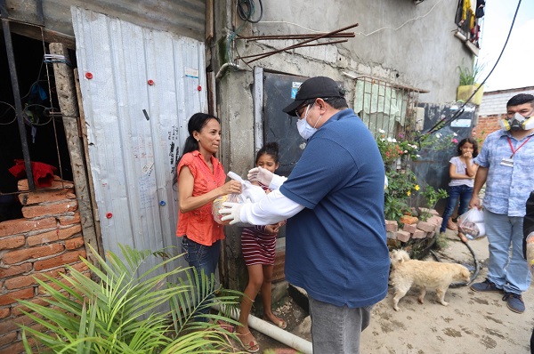 Continua la entrega de kits de alimentos en Babahoyo