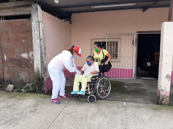 Municipio de Quevedo apoyan en la movilización a pacientes de hemodiálisis