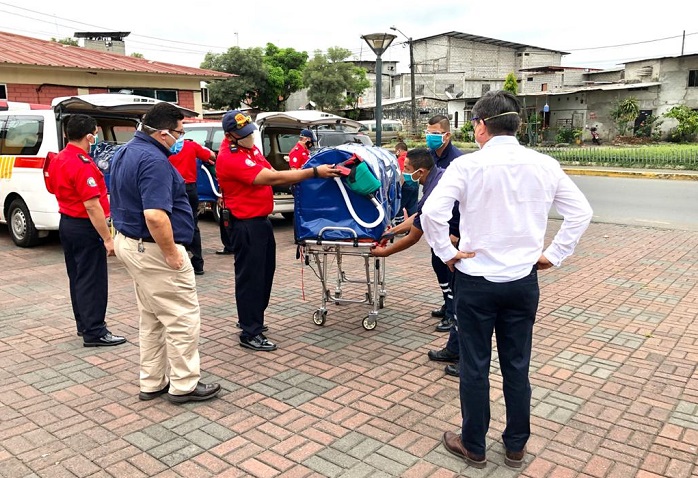 La Prefectura entrega cámaras de aislamiento y trajes de bioseguridad a compañías de bomberos de Los Ríos